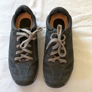 Earth women’s size 7D (wide) Navy comfortable shoes